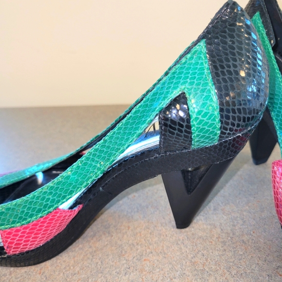 💚Vintage Vince Camuto Multi Color Faux Snakeskin Peep Toe Shoes Pumps💚 - Picture 4 of 9